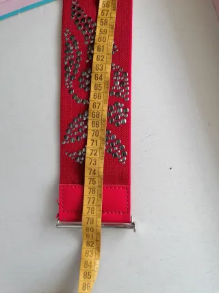 Cinturón elástico rojo con tachuelas plateadas