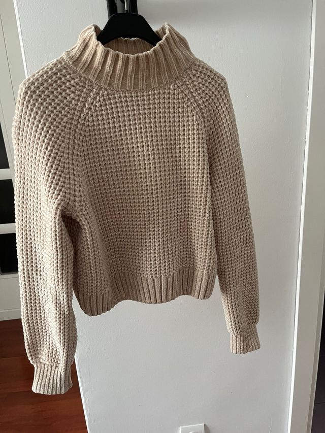 Suéter de tricot com gola alta bege