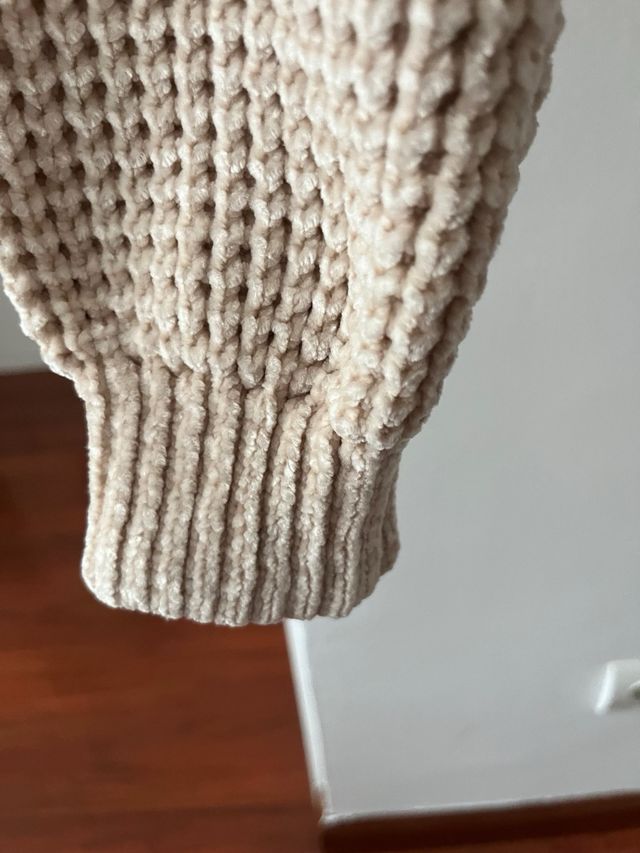 Suéter de tricot com gola alta bege