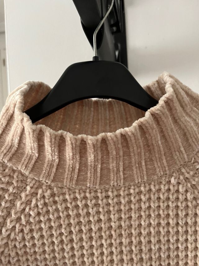 Suéter de tricot com gola alta bege