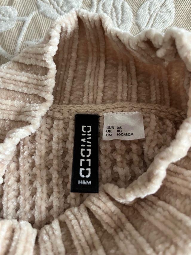 Suéter de tricot com gola alta bege