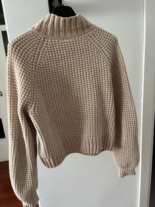 Suéter de tricot com gola alta bege