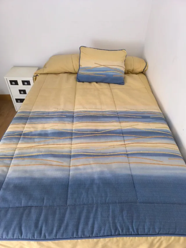 Edredón poliéster azul y amarillo.