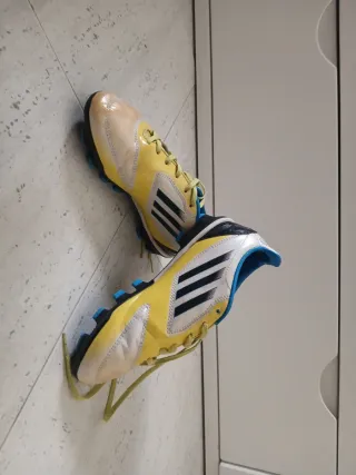 Zapatillas Fútbol Adidas Blancas y Amarillas