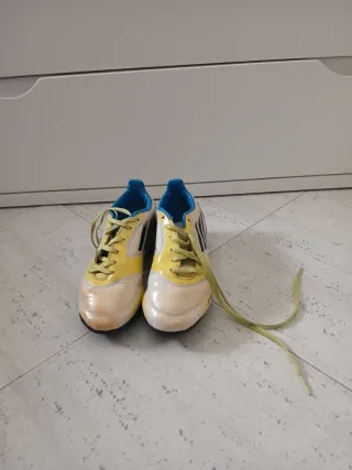 Zapatillas Fútbol Adidas Blancas y Amarillas