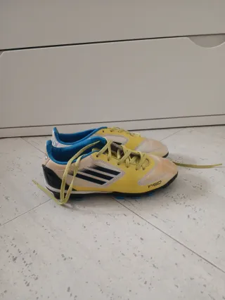 Zapatillas Fútbol Adidas Blancas y Amarillas