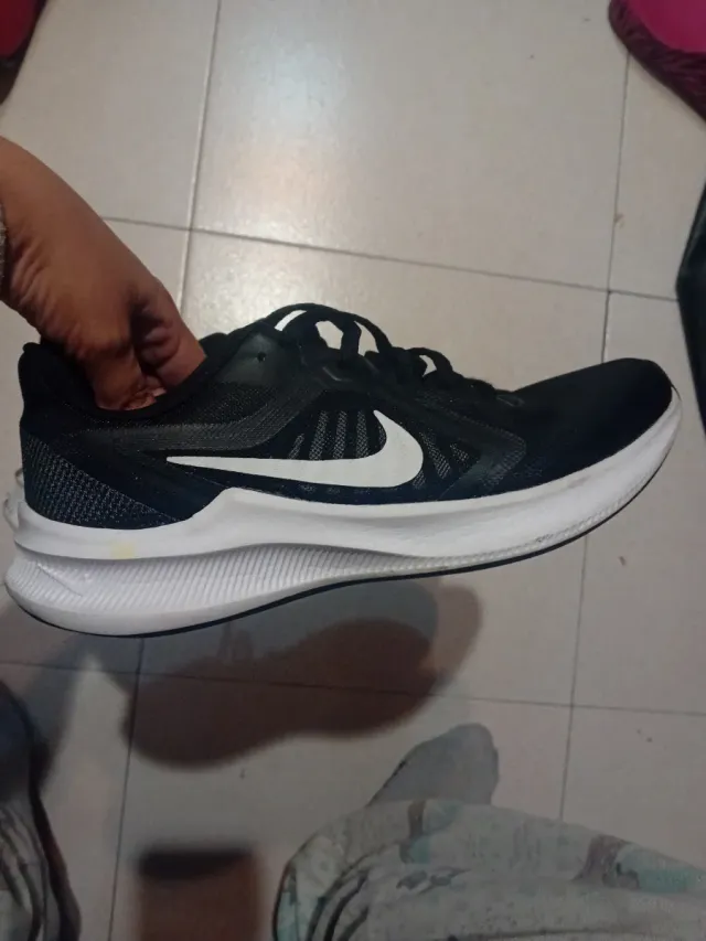 Zapatillas deportivas Nike negras y blancas