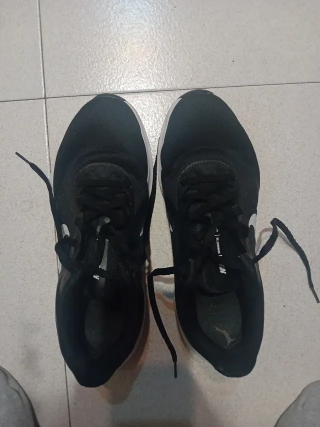 Zapatillas deportivas Nike negras y blancas