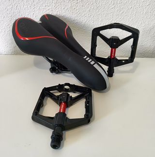 Pack Sillín + Pedales MTB Negro/Rojo NUEVOS