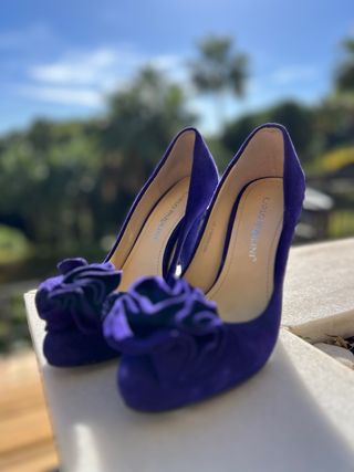 Tacones CARLO PAZOLINI violeta con flor