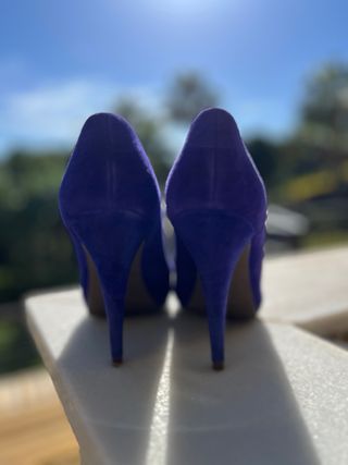 Tacones CARLO PAZOLINI violeta con flor
