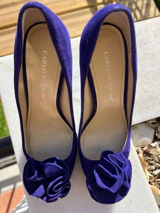 Tacones CARLO PAZOLINI violeta con flor