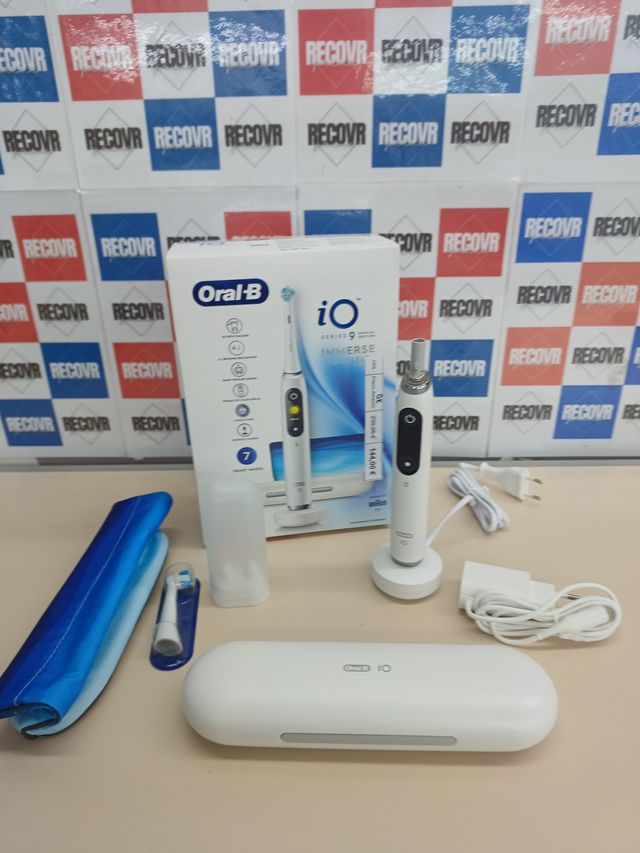 ✅ Escova de dentes elétrica iO9 branca com estojo de viagem Oral-B