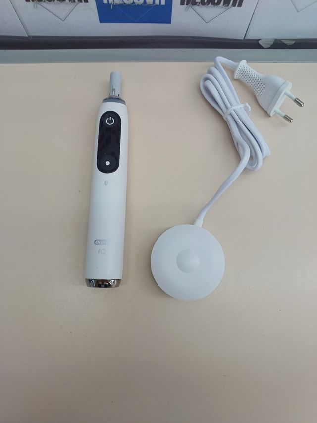 ✅ Escova de dentes elétrica iO9 branca com estojo de viagem Oral-B