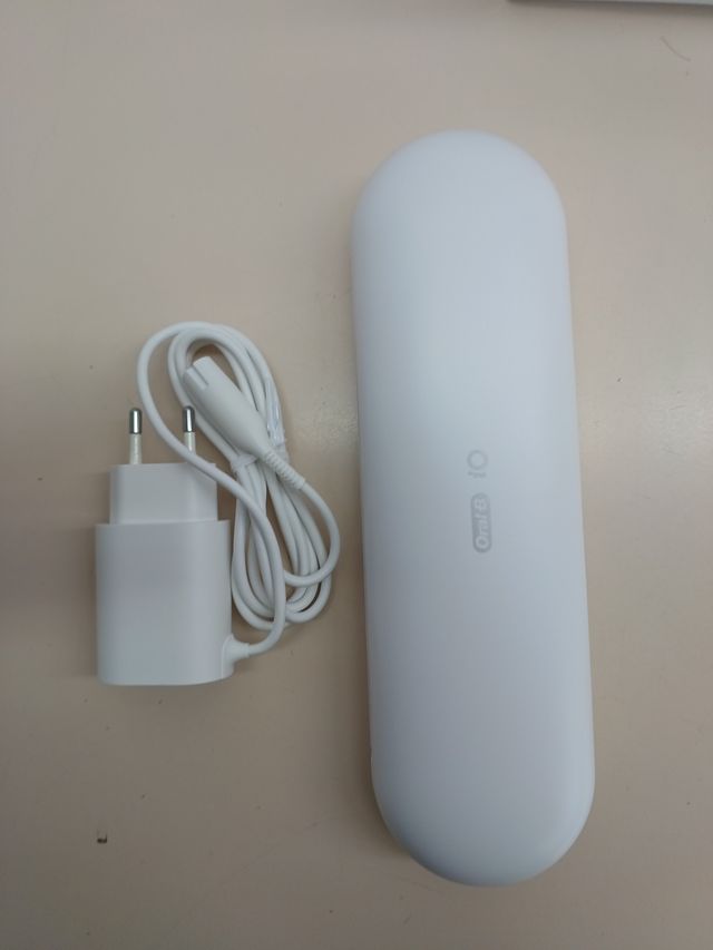 ✅ Escova de dentes elétrica iO9 branca com estojo de viagem Oral-B