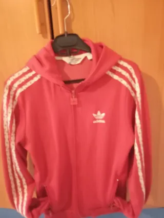 Chaqueta Adidas con capucha roja Talla 38