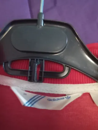 Chaqueta Adidas con capucha roja Talla 38