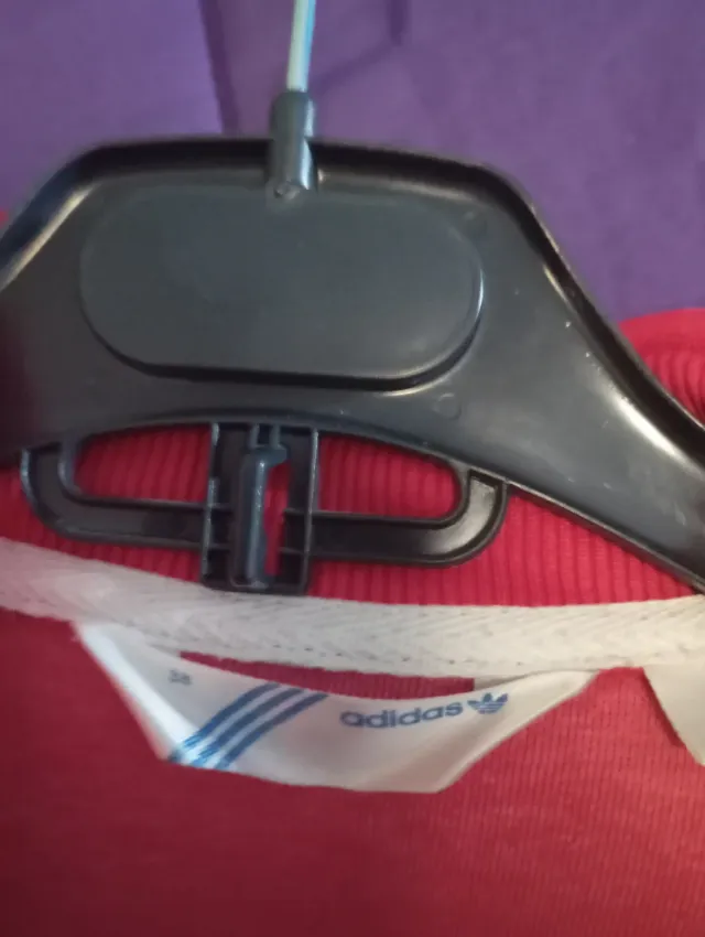 Chaqueta Adidas con capucha roja Talla 38