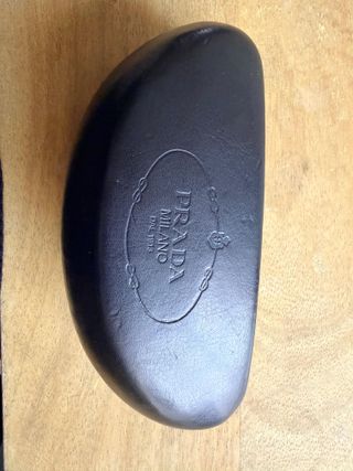 Estuche original PRADA para gafas (con detalle)
