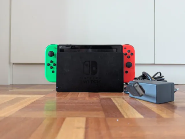 Nintendo Switch con Joy-Cons Verde y Rojo