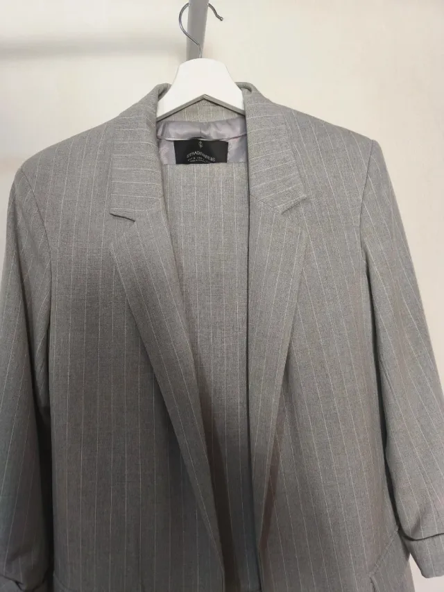 Traje de chaqueta gris con rayas