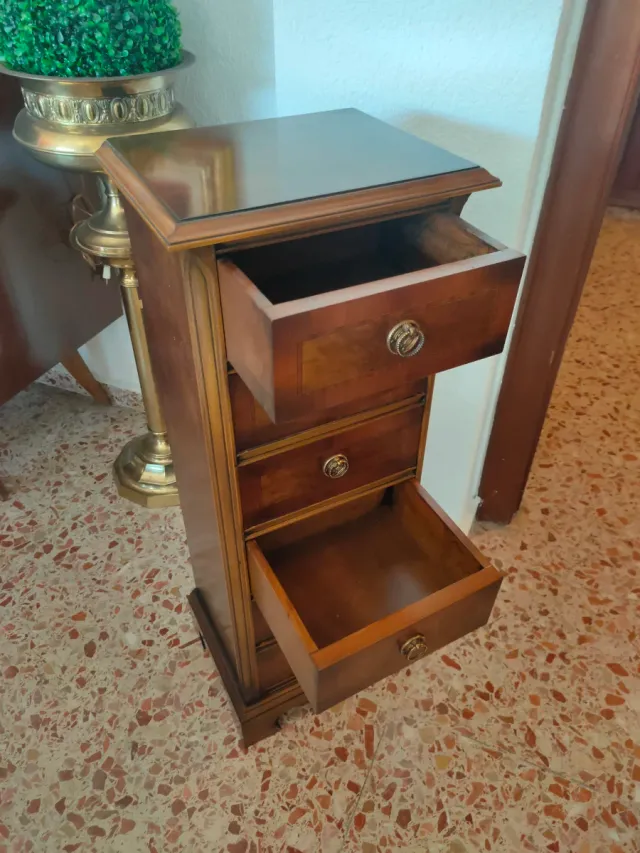 Cajonera de madera estilo clásico