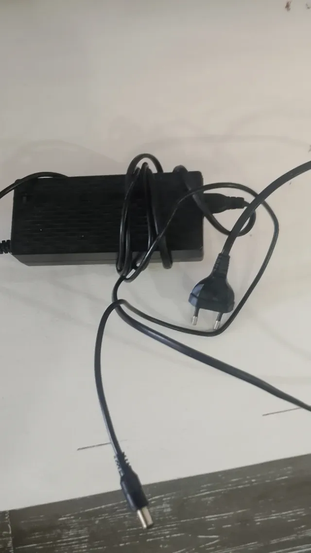 Cargador Patinete Eléctrico Negro