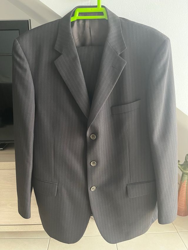 Traje de chaleco y pantalón negro