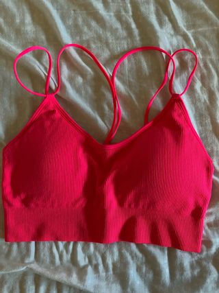 Top deportivo rosa brillante