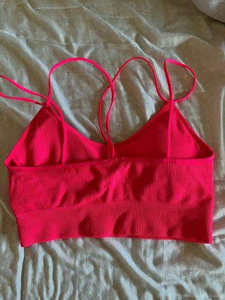 Top deportivo rosa brillante