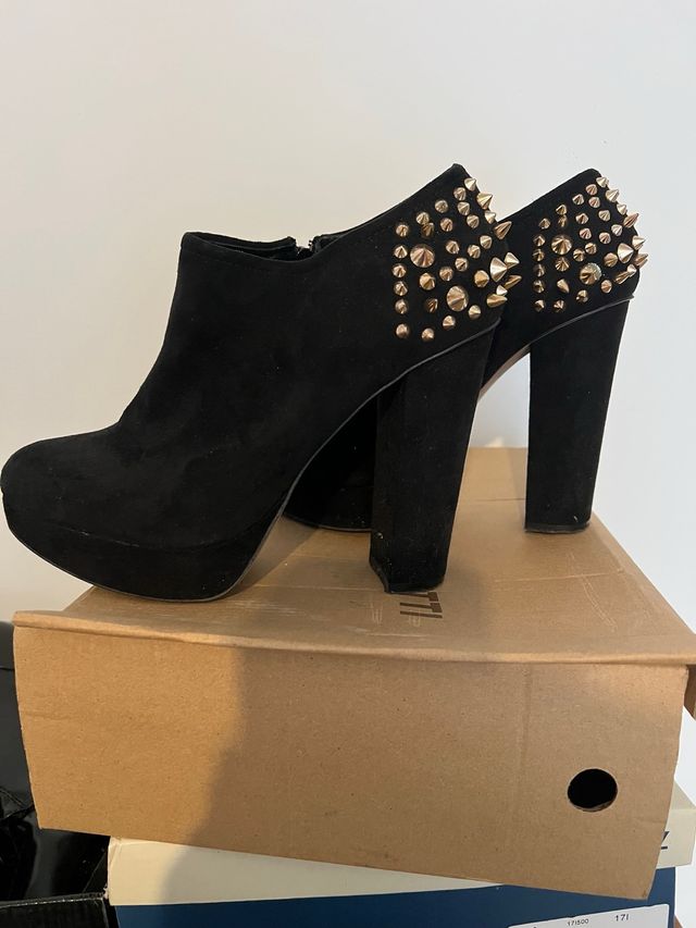Botines tacón negros con tachuelas doradas