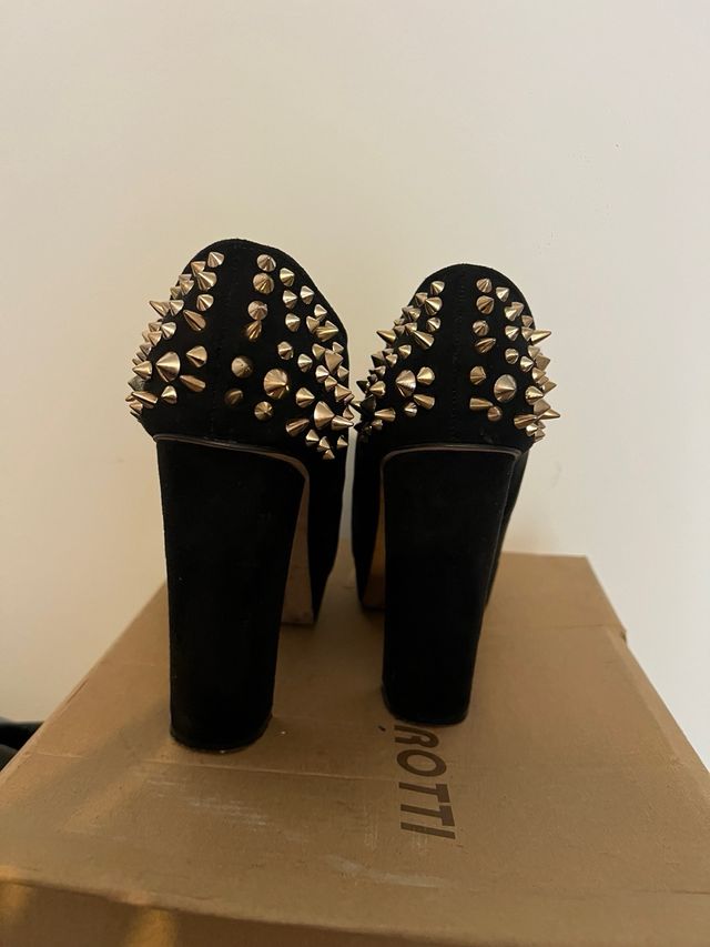 Botines tacón negros con tachuelas doradas