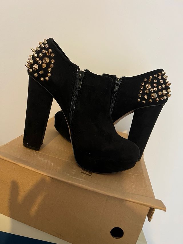 Botines tacón negros con tachuelas doradas