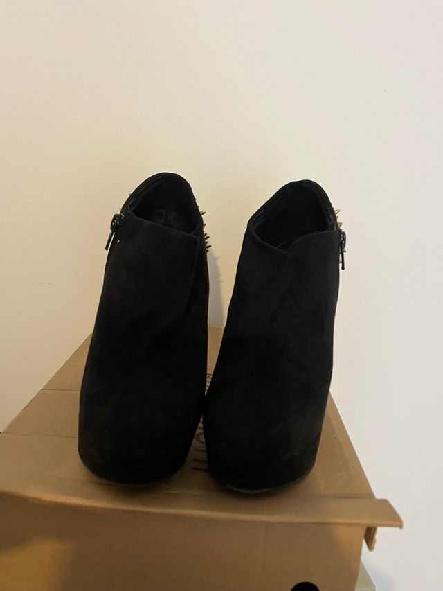 Botines tacón negros con tachuelas doradas