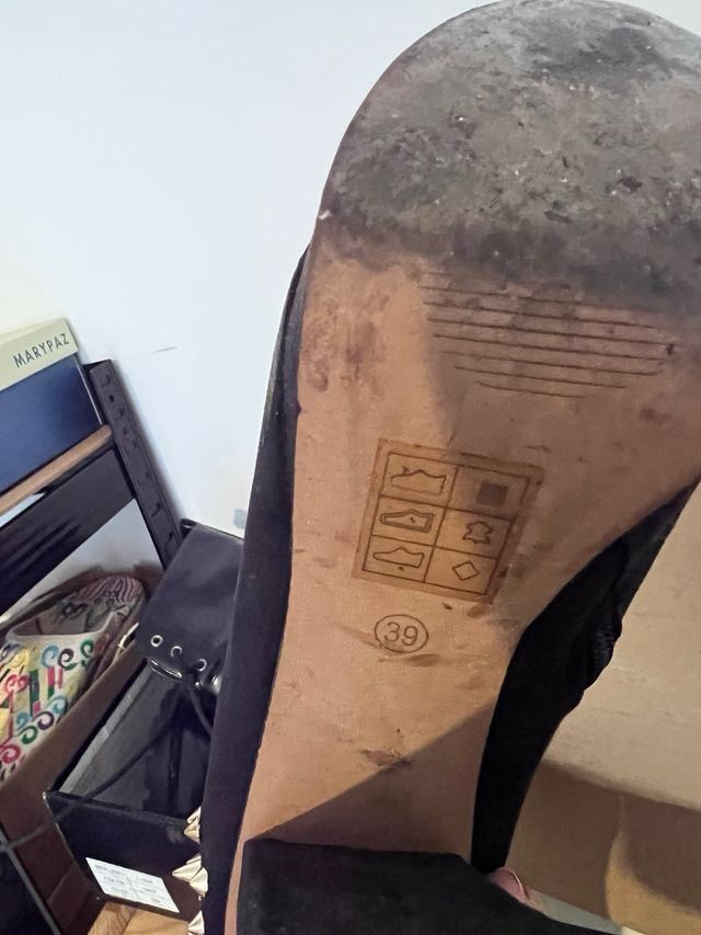 Botines tacón negros con tachuelas doradas