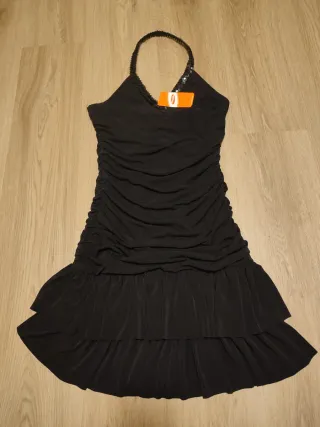 Vestido de fiesta negro con volantes
