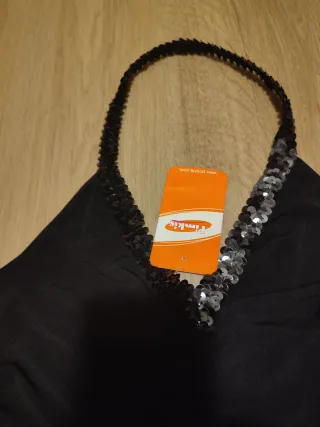 Vestido de fiesta negro con volantes