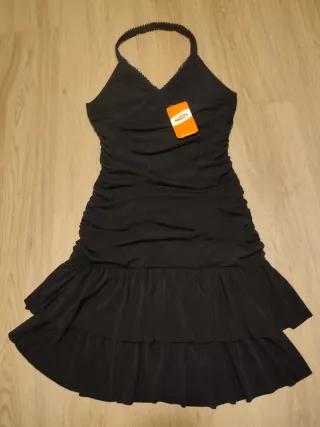 Vestido de fiesta negro con volantes