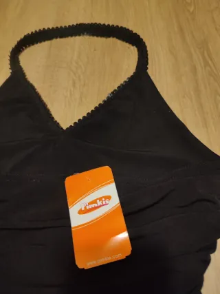 Vestido de fiesta negro con volantes