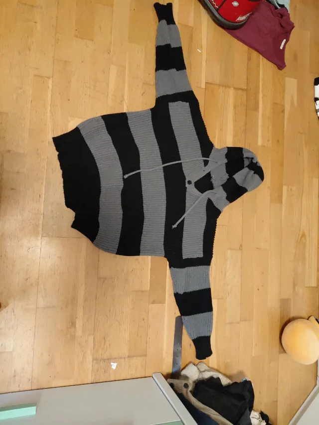 Jersey de rayas gris y negro