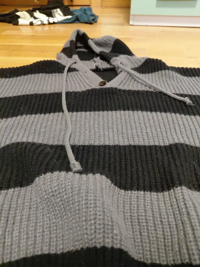 Jersey de rayas gris y negro