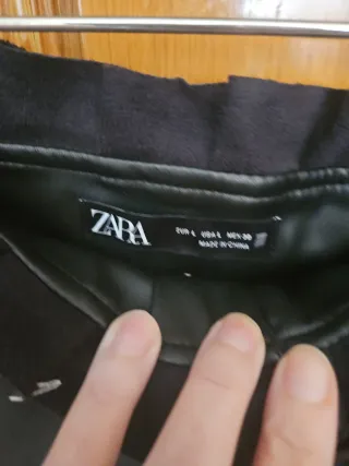 Falda Zara efecto piel con cinturón