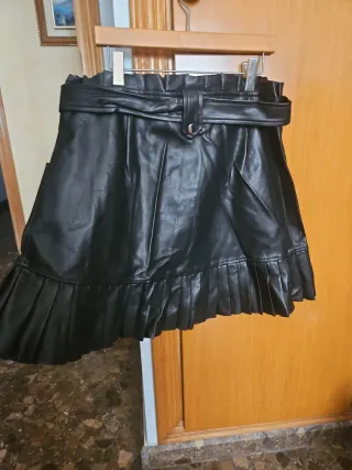 Falda Zara efecto piel con cinturón