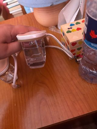 Zapatos de tacón rosa y plateados