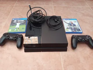 PS4 Negra + 2 Mandos + FIFA 23 y FIFA 25