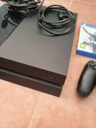 PS4 Negra + 2 Mandos + FIFA 23 y FIFA 25