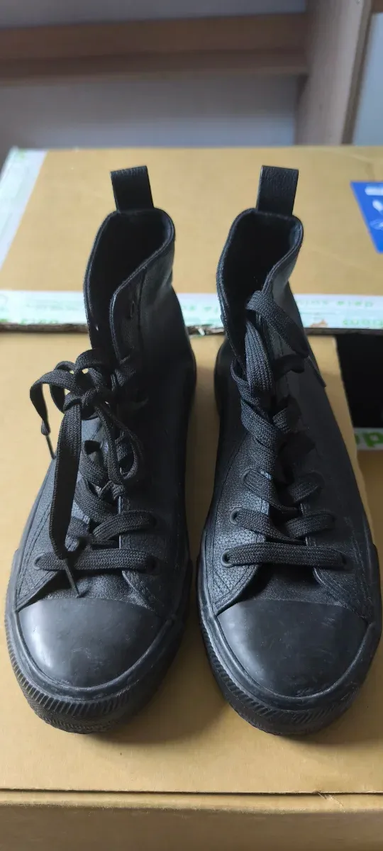 Zapatillas altas tipo Converse negras + blancas