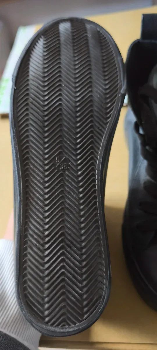 Zapatillas altas tipo Converse negras + blancas