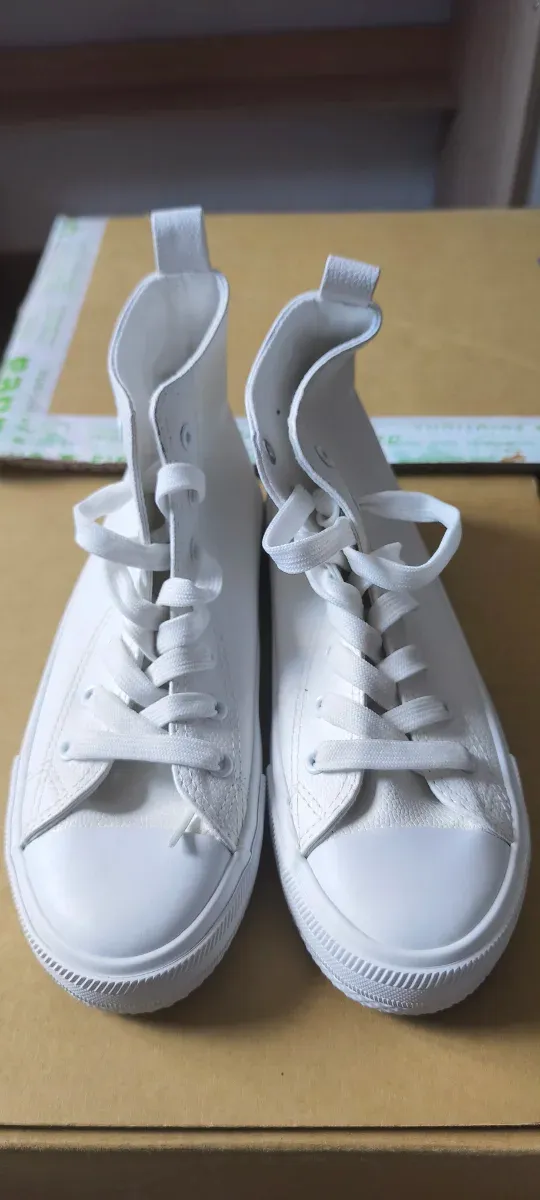 Zapatillas altas tipo Converse negras + blancas