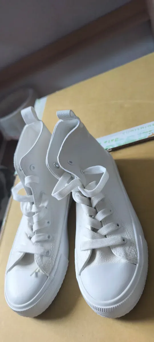 Zapatillas altas tipo Converse negras + blancas